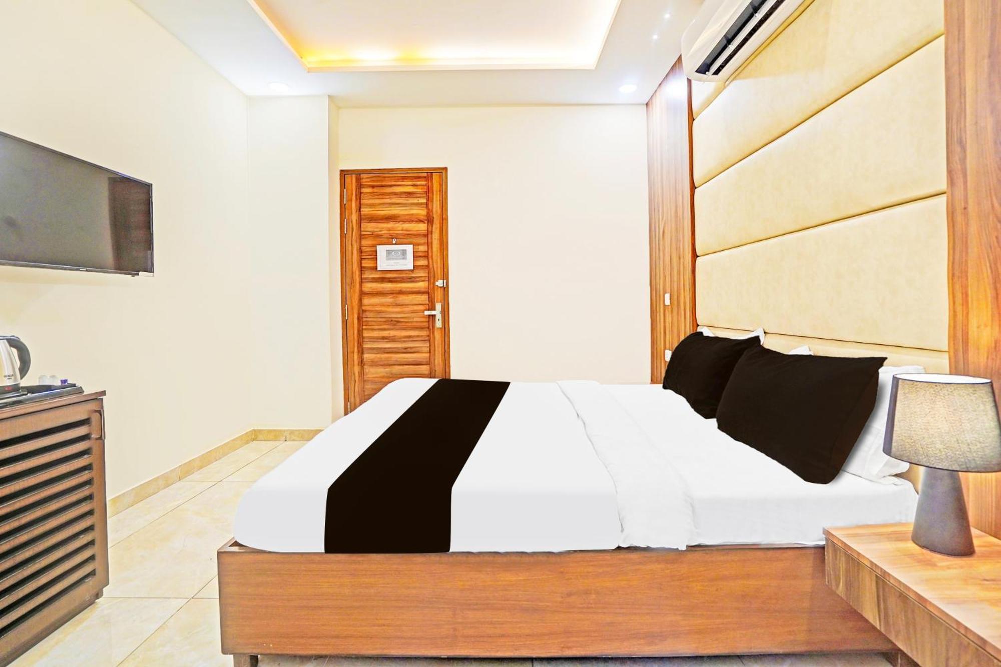 Palette Gomti Nagar Near Ekana Stadium Formerly Gusto Club Лакнау Екстериор снимка