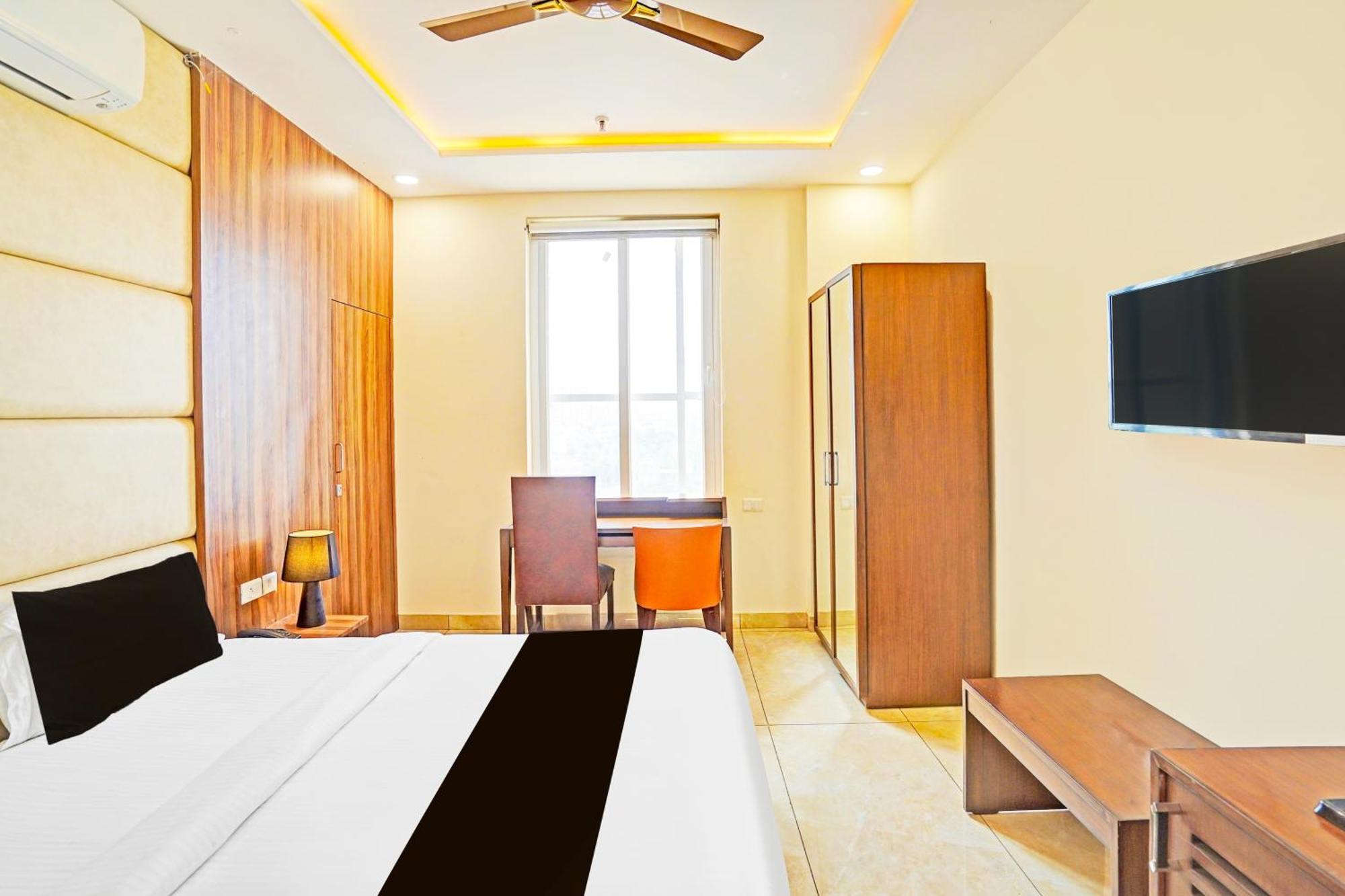 Palette Gomti Nagar Near Ekana Stadium Formerly Gusto Club Лакнау Екстериор снимка