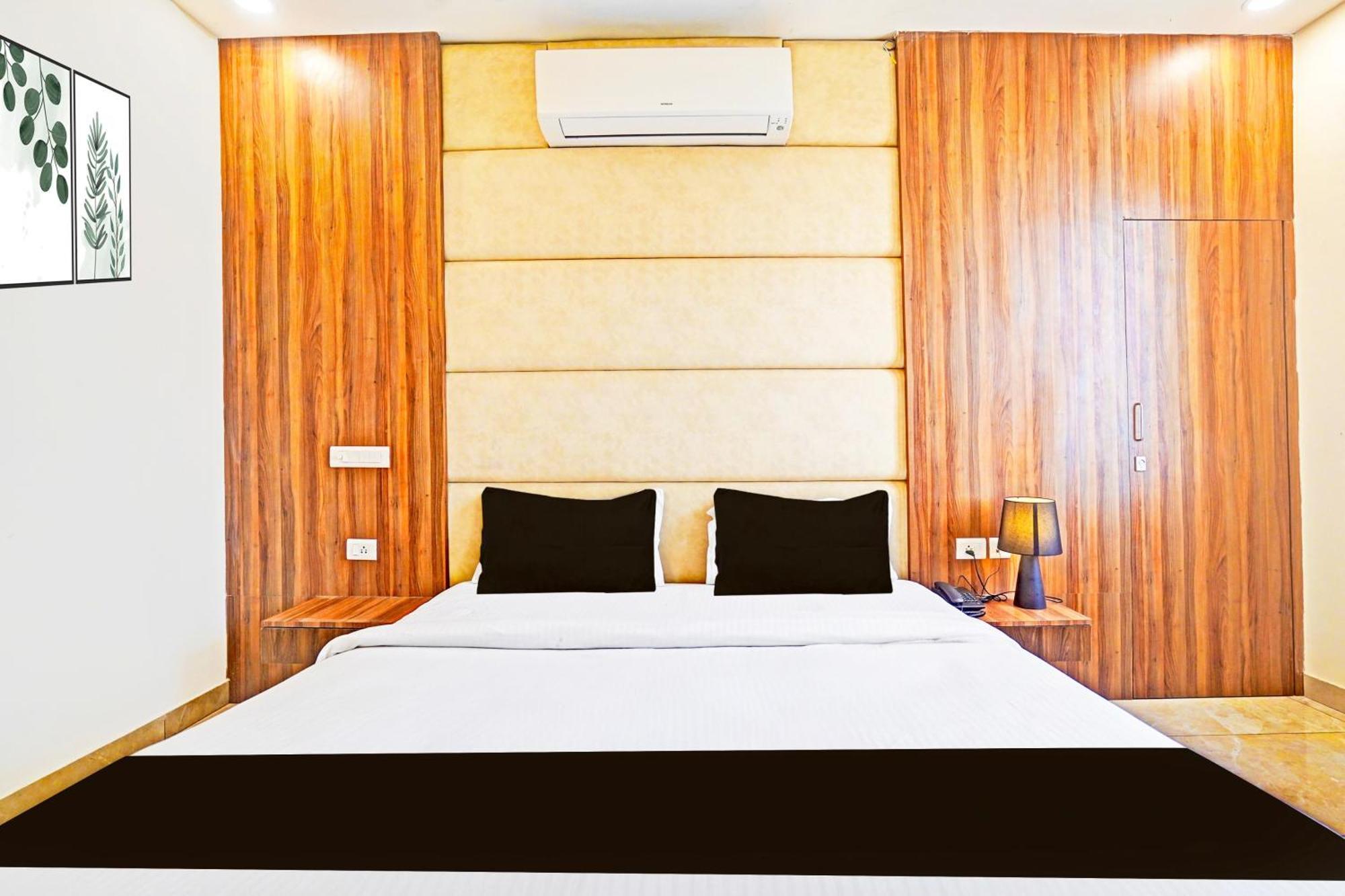 Palette Gomti Nagar Near Ekana Stadium Formerly Gusto Club Лакнау Екстериор снимка